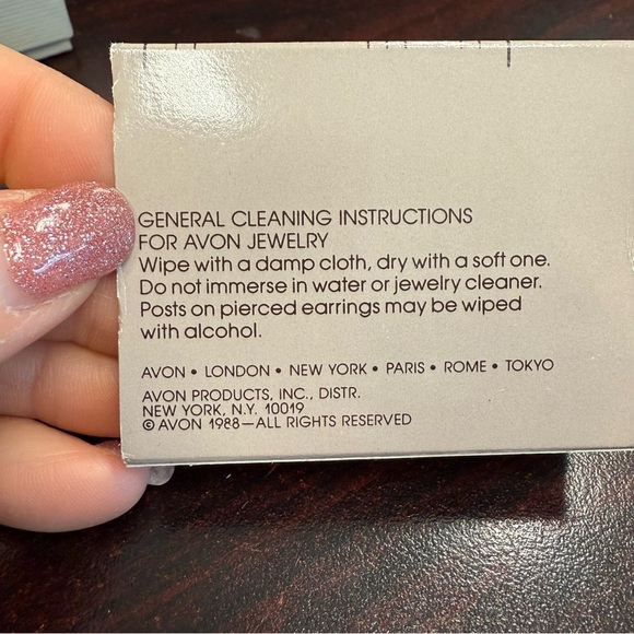 Avon Goldtone “Glistening Snowflake” clip Earrings with Textured Finish NIB 1988 - Picture 2 of 4